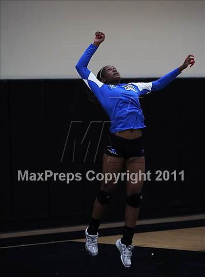 Thumbnail 2 in La Jolla Country Day vs. Presentation (Archbishop Mitty Invitational Tournament) photogallery.