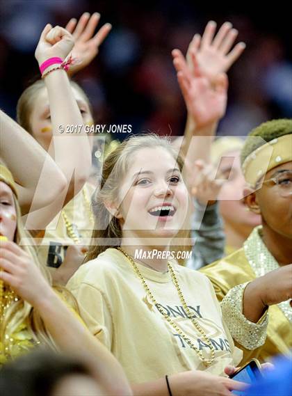 Thumbnail 3 in Bishop Montgomery vs Woodcreek (CIF State Open Final) photogallery.