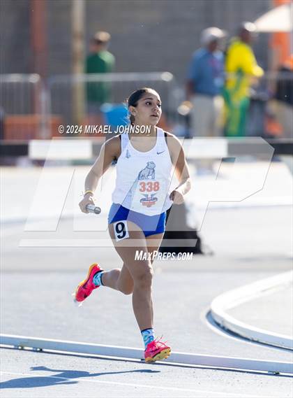 Thumbnail 1 in UF Relays (Saturday - 4 x 800 Meter Heat 1) photogallery.