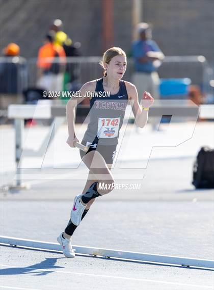 Thumbnail 2 in UF Relays (Saturday - 4 x 800 Meter Heat 1) photogallery.