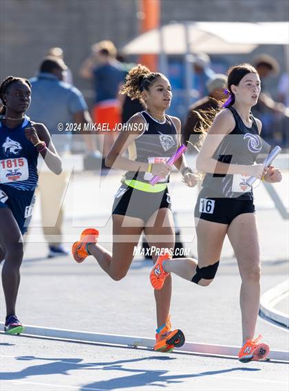 Thumbnail 1 in UF Relays (Saturday - 4 x 800 Meter Heat 1) photogallery.