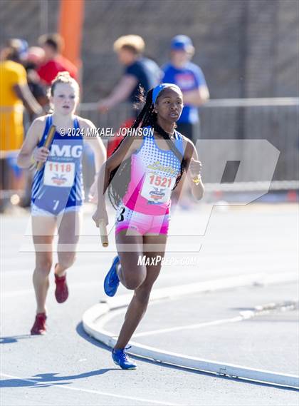 Thumbnail 1 in UF Relays (Saturday - 4 x 800 Meter Heat 1) photogallery.