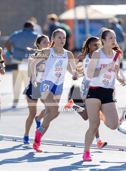 Thumbnail 2 in UF Relays (Saturday - 4 x 800 Meter Heat 1) photogallery.