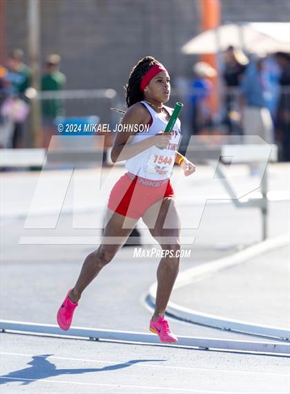 Thumbnail 2 in UF Relays (Saturday - 4 x 800 Meter Heat 1) photogallery.