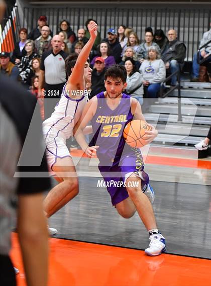 Thumbnail 1 in Vian vs Central (Sequoyah County Tournament) photogallery.