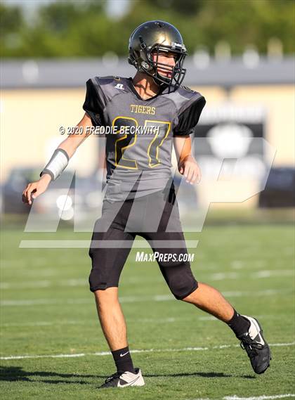 Thumbnail 3 in Howe vs. Whitewright (scrimmage) photogallery.