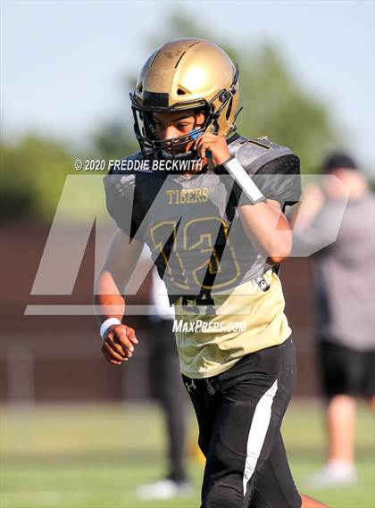 Thumbnail 2 in Howe vs. Whitewright (scrimmage) photogallery.