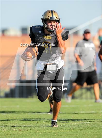 Thumbnail 1 in Howe vs. Whitewright (scrimmage) photogallery.