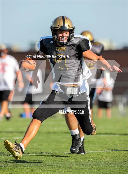 Thumbnail 1 in Howe vs. Whitewright (scrimmage) photogallery.