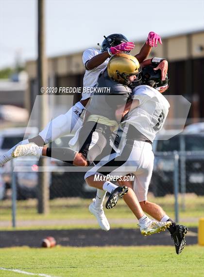 Thumbnail 1 in Howe vs. Whitewright (scrimmage) photogallery.