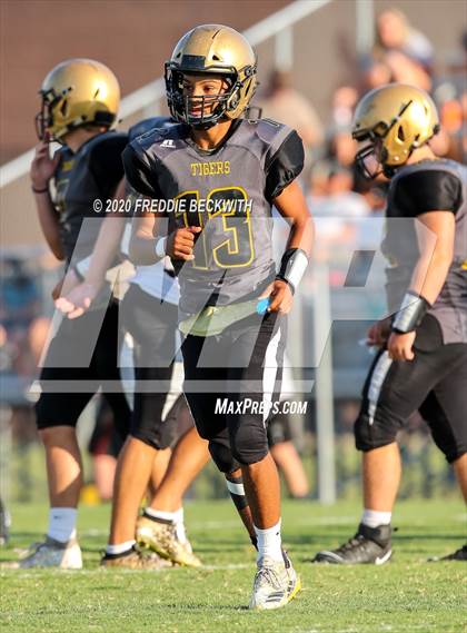 Thumbnail 1 in Howe vs. Whitewright (scrimmage) photogallery.