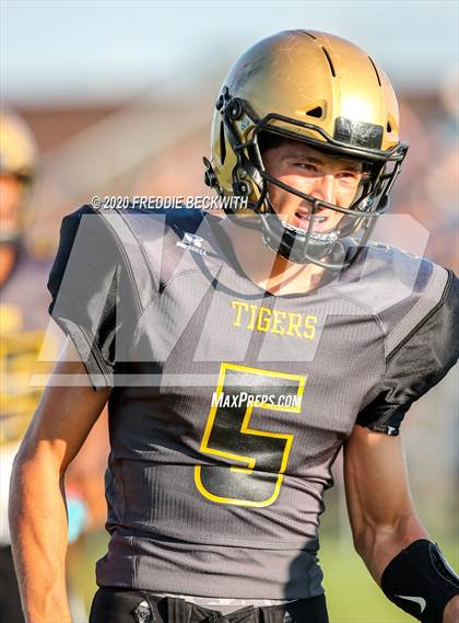 Thumbnail 2 in Howe vs. Whitewright (scrimmage) photogallery.