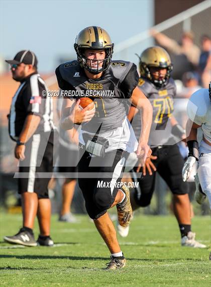 Thumbnail 3 in Howe vs. Whitewright (scrimmage) photogallery.