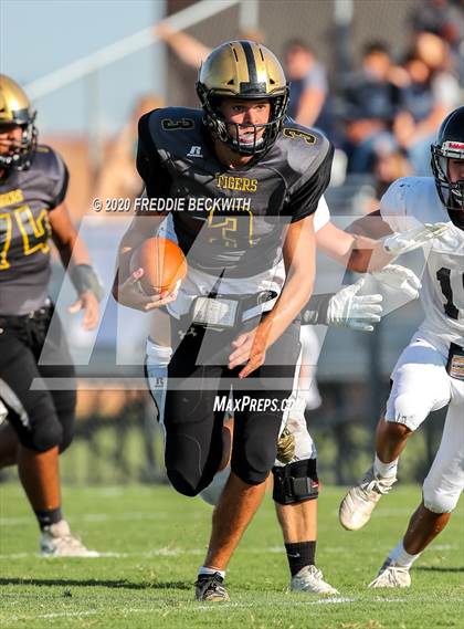 Thumbnail 2 in Howe vs. Whitewright (scrimmage) photogallery.