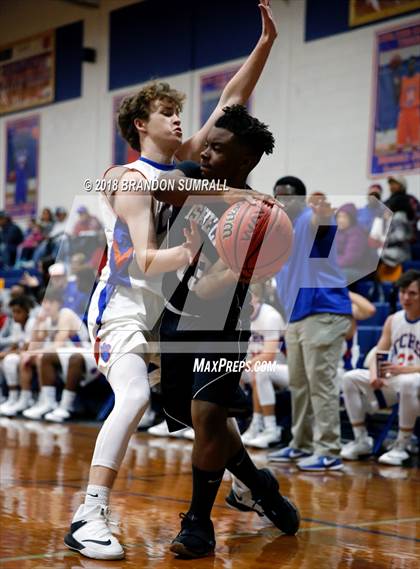 Thumbnail 2 in Chilton County vs Isabella (Chilton County Tournament) photogallery.