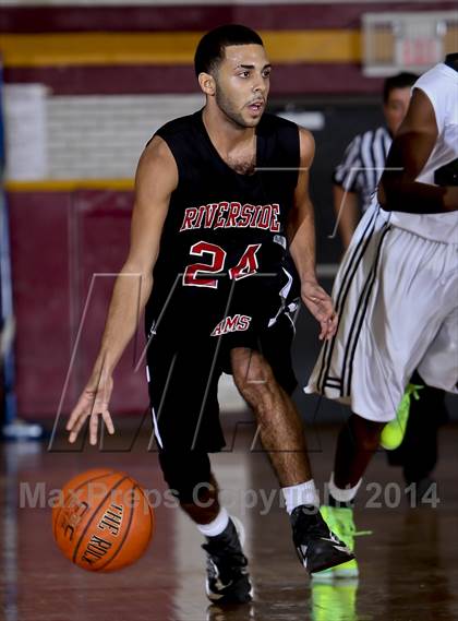 Thumbnail 1 in Riverside vs. Gorton (Coaches vs. Cancer Classic) photogallery.