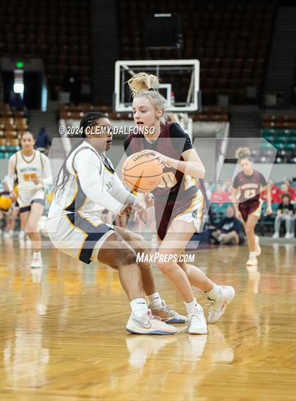 Thumbnail 2 in Windsor vs Northfield (CHSAA 5A Great 8) photogallery.