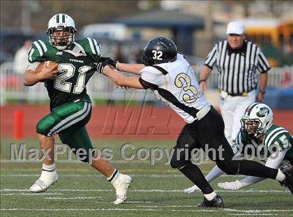 Thumbnail 2 in St. Anthony's vs. Holy Trinity (CHSFL Class AAA Final) photogallery.