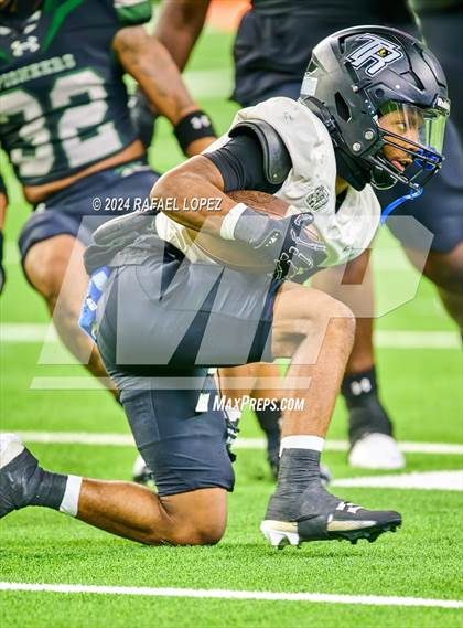 Thumbnail 2 in Iowa Colony vs. Randle (UIL 5A D2 Football Quarterfinal) photogallery.