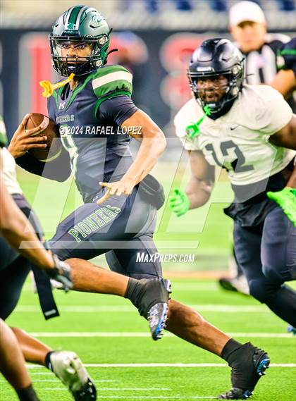 Thumbnail 3 in Iowa Colony vs. Randle (UIL 5A D2 Football Quarterfinal) photogallery.