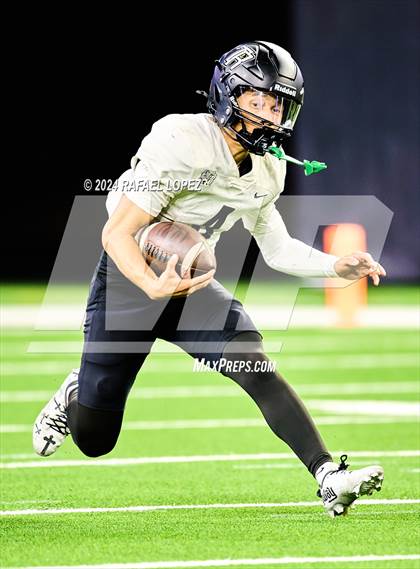 Thumbnail 2 in Iowa Colony vs. Randle (UIL 5A D2 Football Quarterfinal) photogallery.