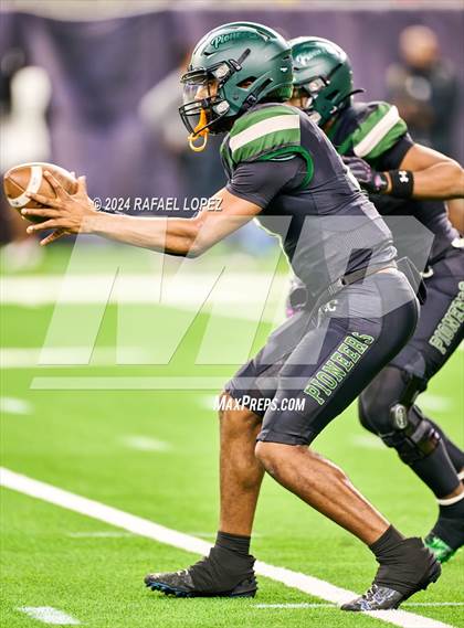 Thumbnail 2 in Iowa Colony vs. Randle (UIL 5A D2 Football Quarterfinal) photogallery.