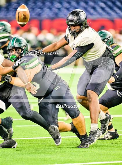 Thumbnail 3 in Iowa Colony vs. Randle (UIL 5A D2 Football Quarterfinal) photogallery.