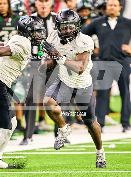 Thumbnail 3 in Iowa Colony vs. Randle (UIL 5A D2 Football Quarterfinal) photogallery.