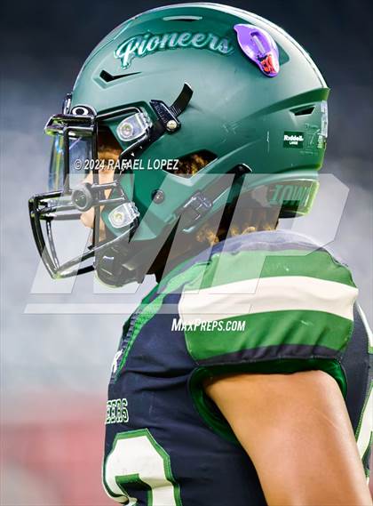 Thumbnail 2 in Iowa Colony vs. Randle (UIL 5A D2 Football Quarterfinal) photogallery.