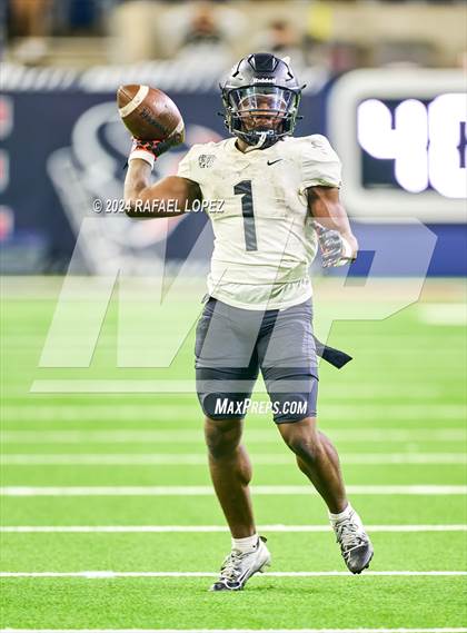 Thumbnail 2 in Iowa Colony vs. Randle (UIL 5A D2 Football Quarterfinal) photogallery.