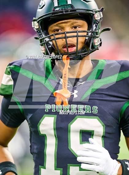 Thumbnail 1 in Iowa Colony vs. Randle (UIL 5A D2 Football Quarterfinal) photogallery.