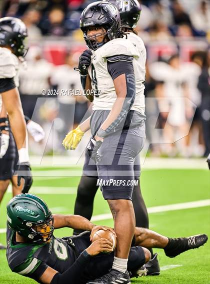 Thumbnail 2 in Iowa Colony vs. Randle (UIL 5A D2 Football Quarterfinal) photogallery.