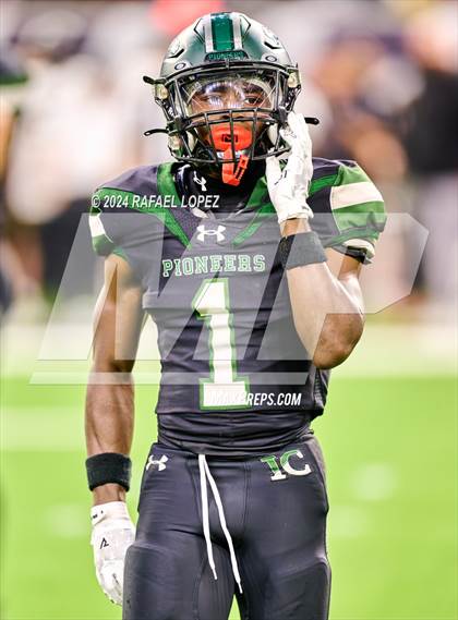 Thumbnail 1 in Iowa Colony vs. Randle (UIL 5A D2 Football Quarterfinal) photogallery.