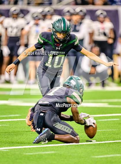 Thumbnail 3 in Iowa Colony vs. Randle (UIL 5A D2 Football Quarterfinal) photogallery.