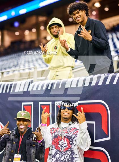 Thumbnail 3 in Iowa Colony vs. Randle (UIL 5A D2 Football Quarterfinal) photogallery.