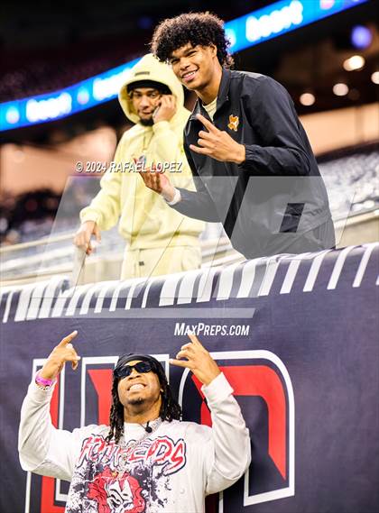 Thumbnail 2 in Iowa Colony vs. Randle (UIL 5A D2 Football Quarterfinal) photogallery.