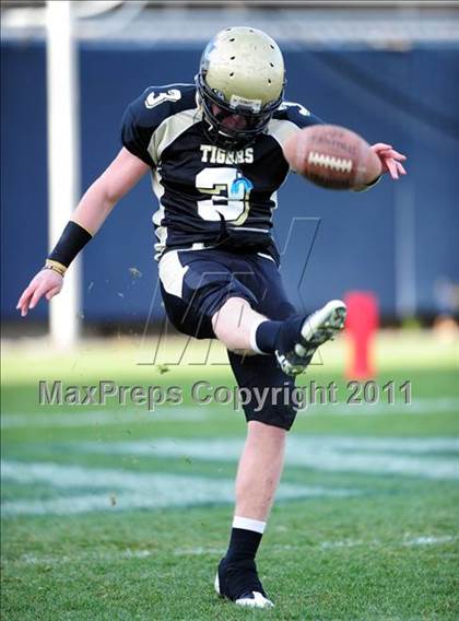 Thumbnail 1 in New Canaan vs. Hand (CIAC Class L Final) photogallery.