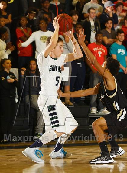 Thumbnail 3 in Sprayberry vs. Creekview (Region 7 AAAAA Final) photogallery.