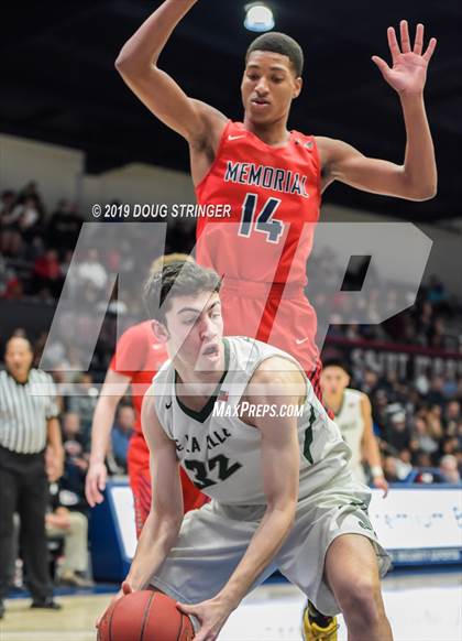 Thumbnail 2 in De La Salle vs. San Joaquin Memorial (MaxPreps MLK Classic) photogallery.