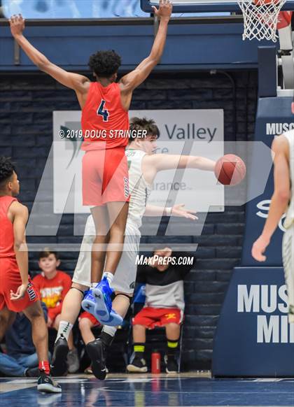 Thumbnail 3 in De La Salle vs. San Joaquin Memorial (MaxPreps MLK Classic) photogallery.