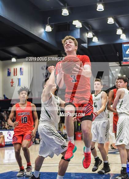 Thumbnail 3 in De La Salle vs. San Joaquin Memorial (MaxPreps MLK Classic) photogallery.