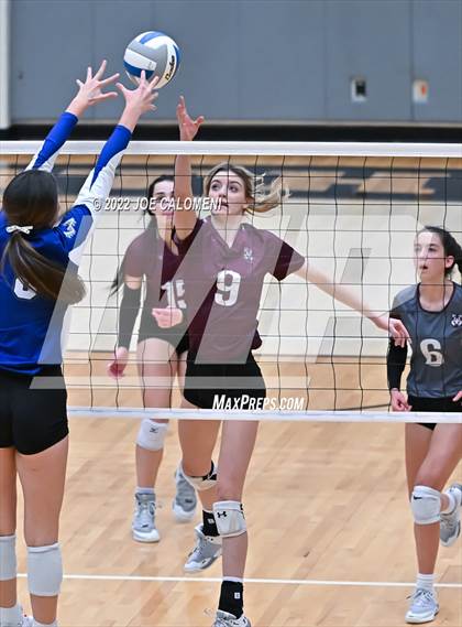 Thumbnail 2 in Davenport vs La Vernia (UIL 4A Region 4 Quarterfinal) photogallery.