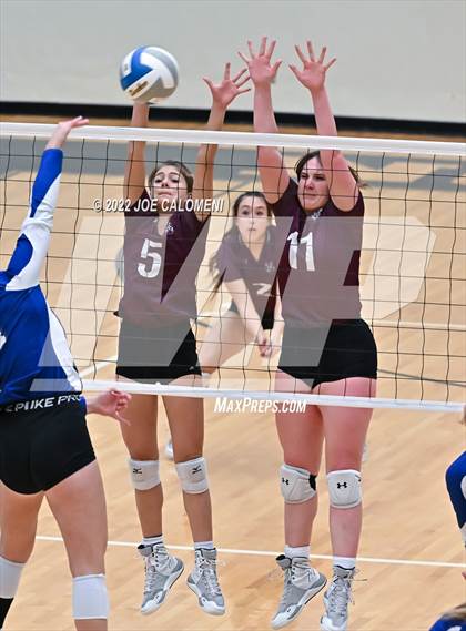 Thumbnail 2 in Davenport vs La Vernia (UIL 4A Region 4 Quarterfinal) photogallery.
