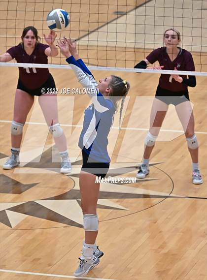 Thumbnail 2 in Davenport vs La Vernia (UIL 4A Region 4 Quarterfinal) photogallery.