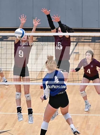 Thumbnail 2 in Davenport vs La Vernia (UIL 4A Region 4 Quarterfinal) photogallery.