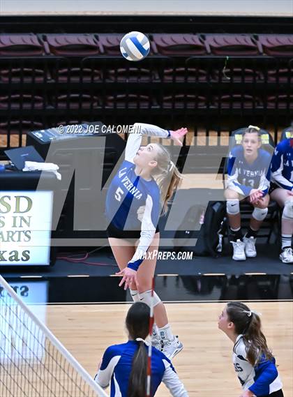 Thumbnail 1 in Davenport vs La Vernia (UIL 4A Region 4 Quarterfinal) photogallery.