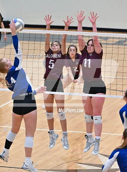 Thumbnail 1 in Davenport vs La Vernia (UIL 4A Region 4 Quarterfinal) photogallery.