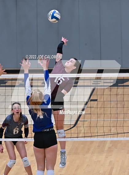 Thumbnail 2 in Davenport vs La Vernia (UIL 4A Region 4 Quarterfinal) photogallery.