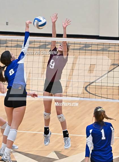 Thumbnail 1 in Davenport vs La Vernia (UIL 4A Region 4 Quarterfinal) photogallery.