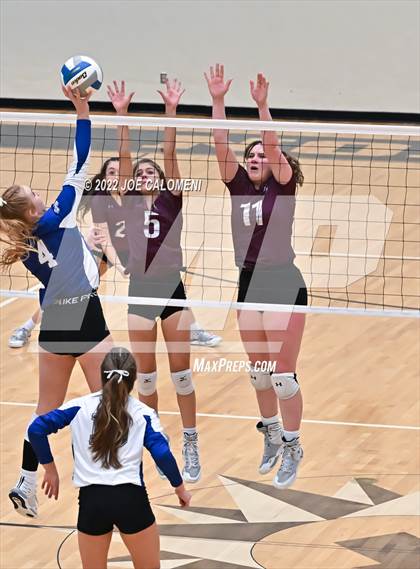 Thumbnail 2 in Davenport vs La Vernia (UIL 4A Region 4 Quarterfinal) photogallery.